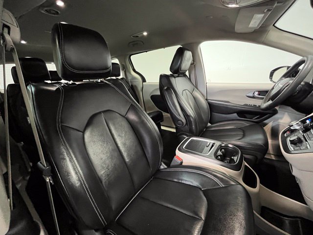 Used 2024 Chrysler Pacifica Touring-L FWD image 9
