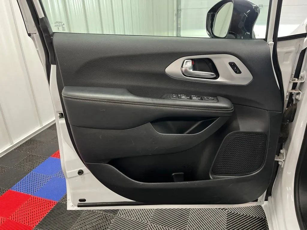 Used 2025 Chrysler Pacifica Limited FWD image 20