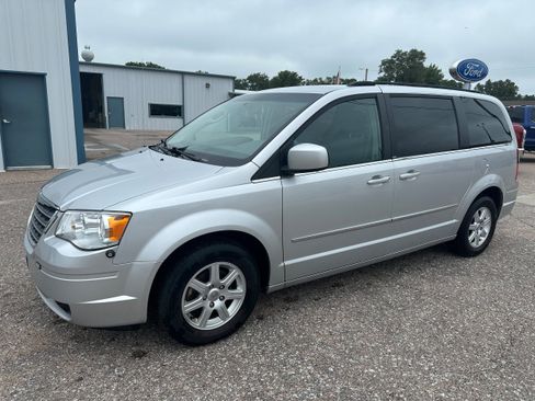 Used 2010 Chrysler Town & Country Touring FWD image 1