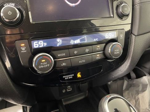 Used 2019 Nissan Rogue SL w/ Premium Package image 8