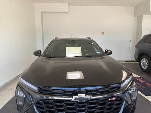 Used 2024 Chevrolet Trax RS w/ Sunroof Package FWD image 3