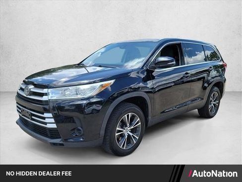 Used 2019 Toyota Highlander LE FWD image 1