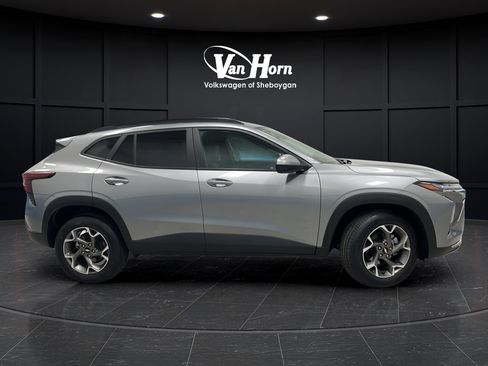 Used 2025 Chevrolet Trax LT w/ LT Convenience Package FWD image 8