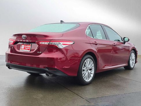 Certified 2018 Toyota Camry XLE image 3
