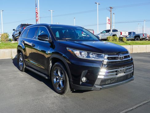 Used 2017 Toyota Highlander Limited Platinum AWD/4WD image 2