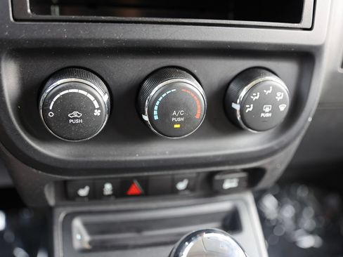 Used 2014 Jeep Patriot Latitude AWD/4WD image 23