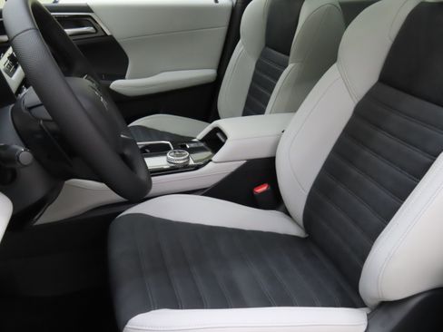 New 2025 Mitsubishi Outlander SE image 10