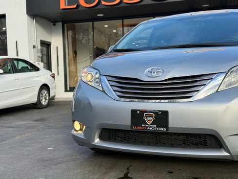 Used 2016 Toyota Sienna Limited image 30