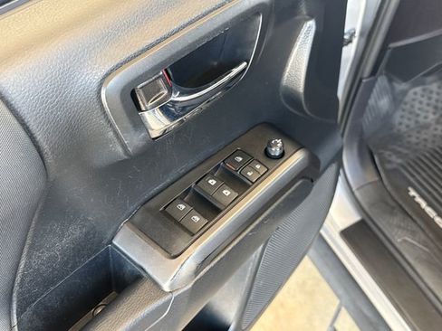 Used 2019 Toyota Tacoma TRD Off-Road w/ Technology Package AWD/4WD image 11