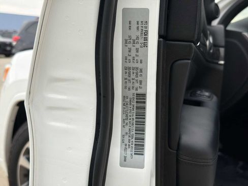 Used 2018 Jeep Grand Cherokee Overland image 32