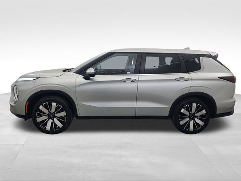 Used 2025 Mitsubishi Outlander SE image 7