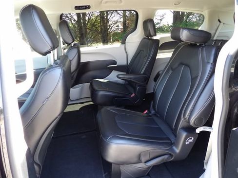 Used 2024 Chrysler Pacifica Touring-L FWD image 10