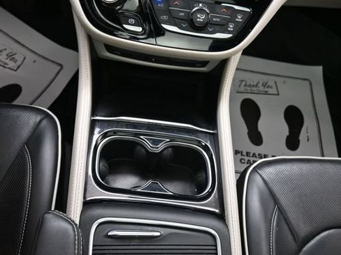 Used 2024 Chrysler Pacifica Limited w/ Uconnect Theater Family Group FWD image 25
