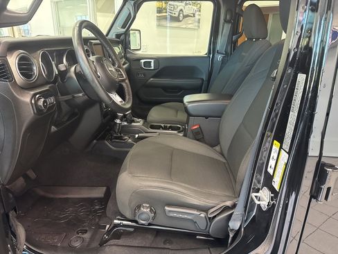 Used 2019 Jeep Wrangler Unlimited Sahara image 10