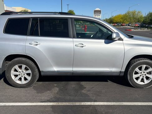 Used 2012 Toyota Highlander SE w/ Tow Pkg AWD/4WD image 5