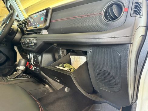 Used 2025 Jeep Wrangler Unlimited Rubicon w/ Convenience Group AWD/4WD image 29