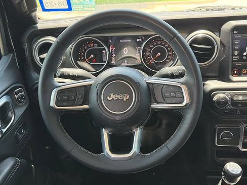 Used 2023 Jeep Gladiator Overland AWD/4WD image 16
