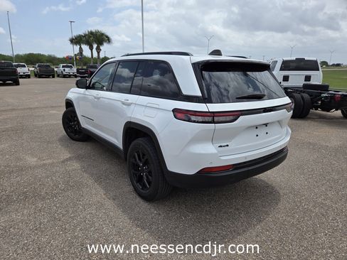 Used 2024 Jeep Grand Cherokee Altitude image 5