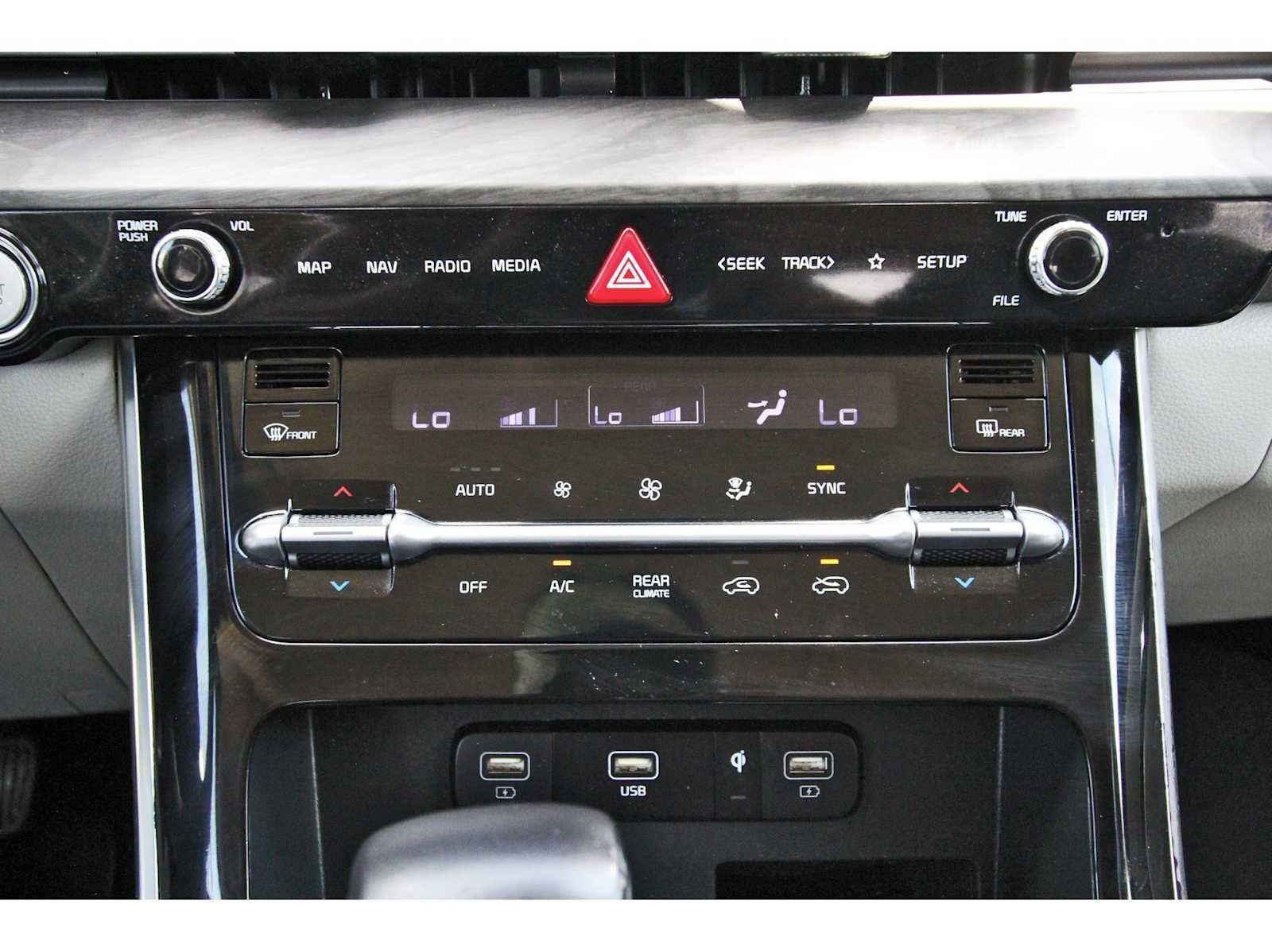 Used 2024 Kia Carnival EX FWD image 26