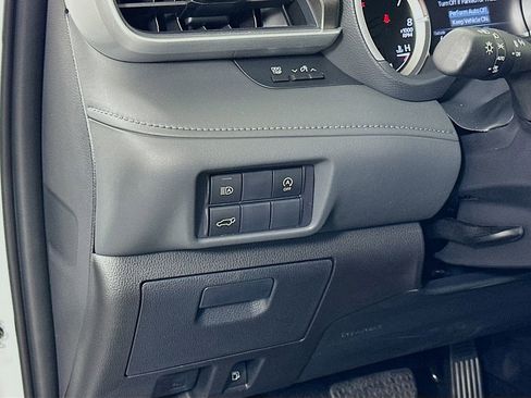 Used 2026 Toyota Highlander XLE image 10