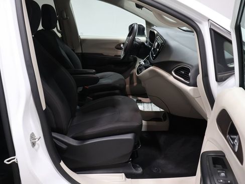 Used 2023 Chrysler Voyager LX image 21