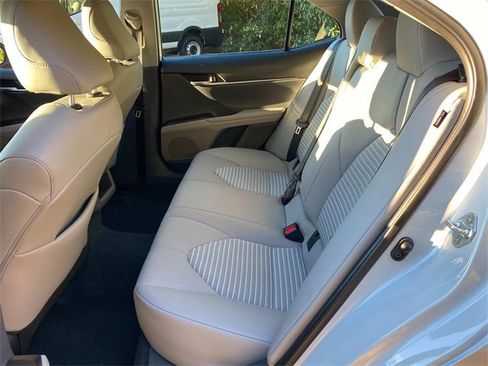 Used 2023 Toyota Camry SE image 9