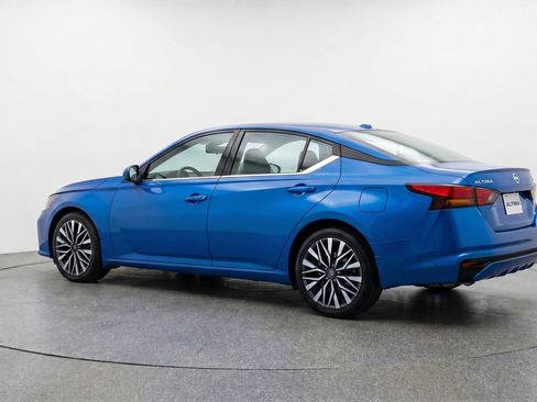 Used 2025 Nissan Altima 2.5 SV FWD image 6