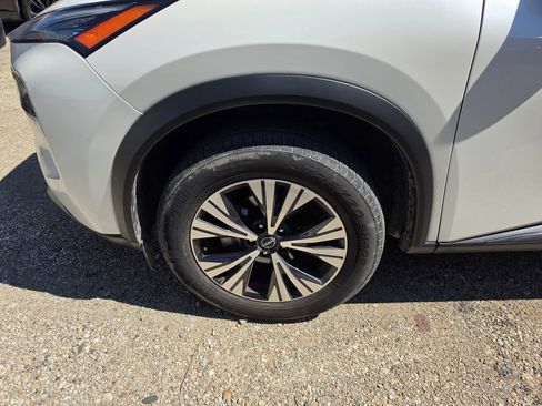 Used 2023 Nissan Rogue SV image 3