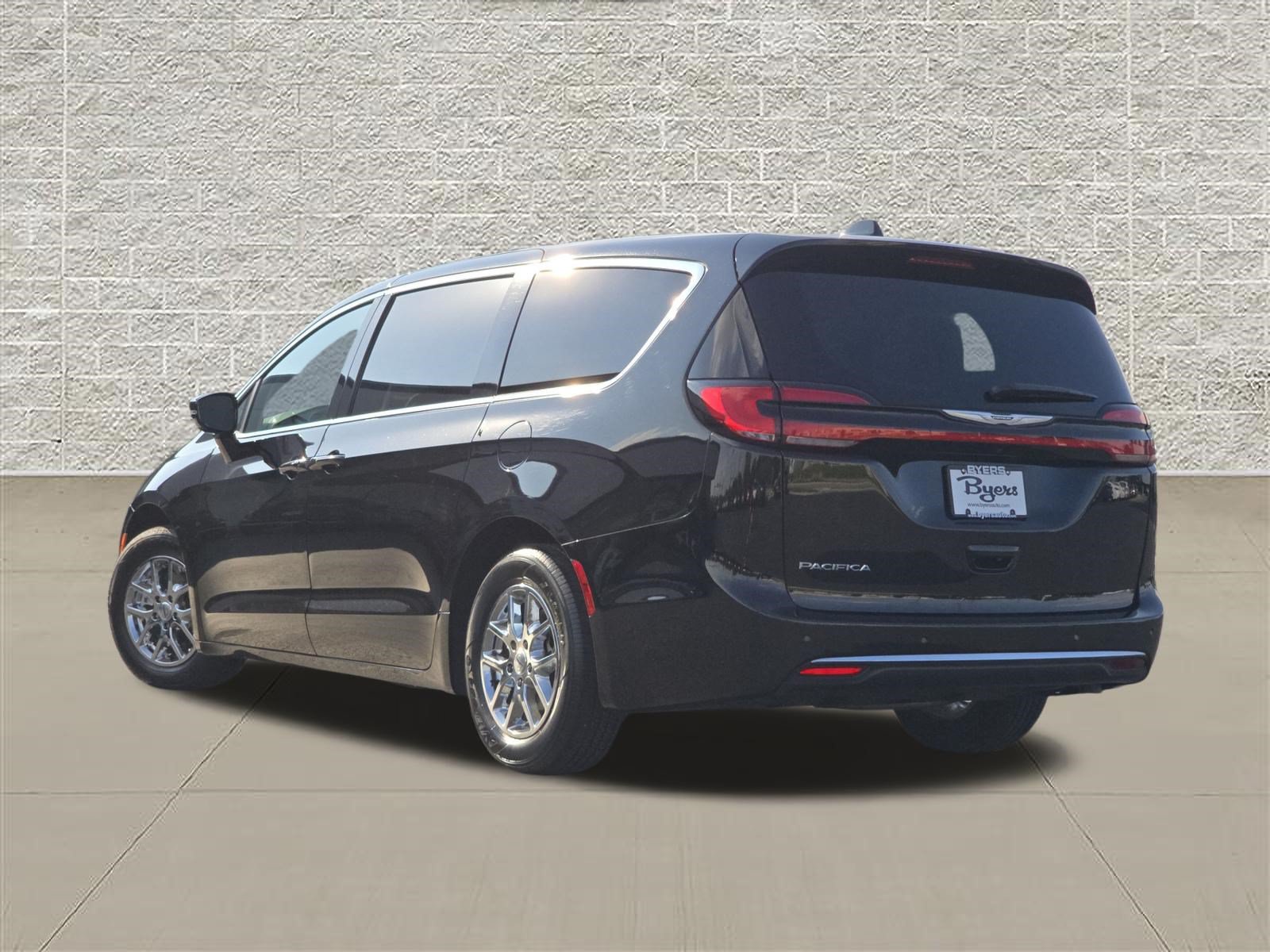 Used 2024 Chrysler Pacifica Touring-L FWD image 5