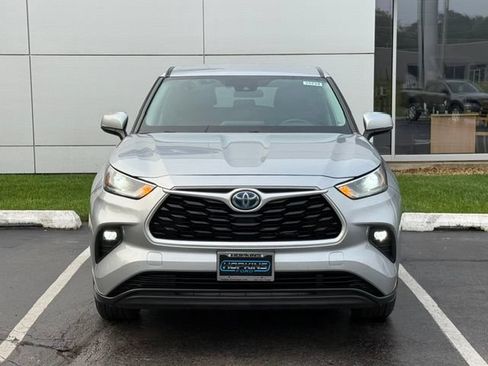 Used 2021 Toyota Highlander LE AWD/4WD image 3
