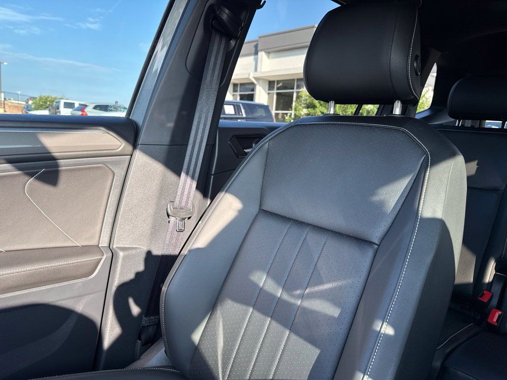 Certified 2023 Volkswagen Tiguan SE R-Line FWD image 23