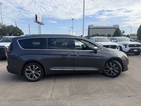 Used 2017 Chrysler Pacifica Limited FWD image 4