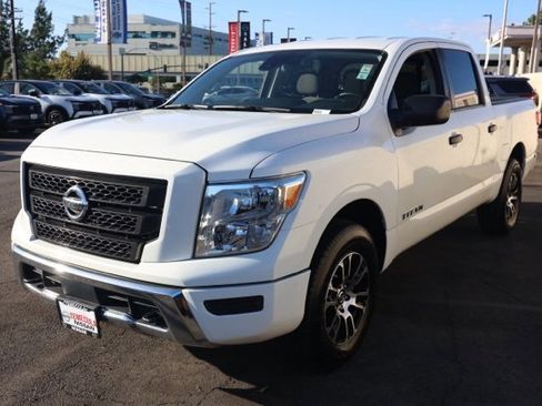 Certified 2022 Nissan Titan SV image 8