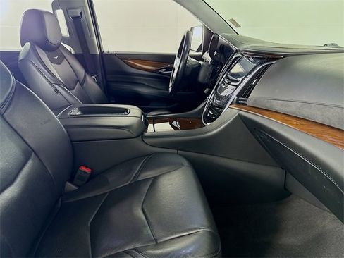 Used 2020 Cadillac Escalade Luxury image 25