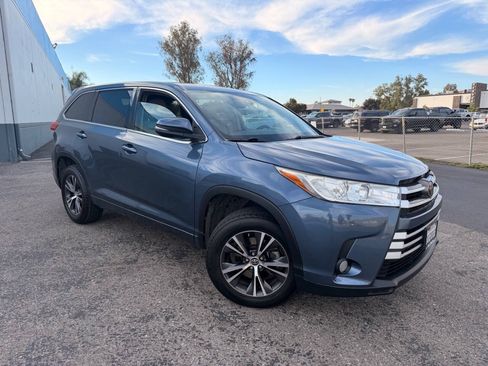Used 2017 Toyota Highlander Plus w/ Carpet Mat Package FWD image 5