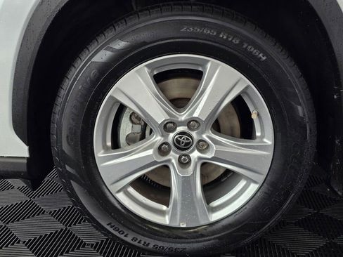 Used 2022 Toyota Highlander L image 11