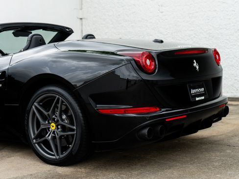Used 2018 Ferrari California T RWD image 30