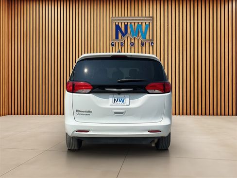 Used 2022 Chrysler Voyager LX FWD image 50