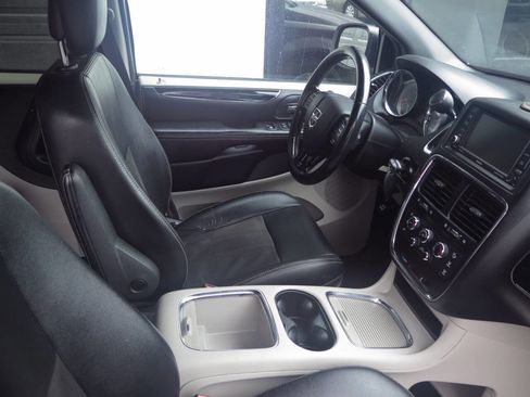 Used 2019 Dodge Grand Caravan SXT image 9