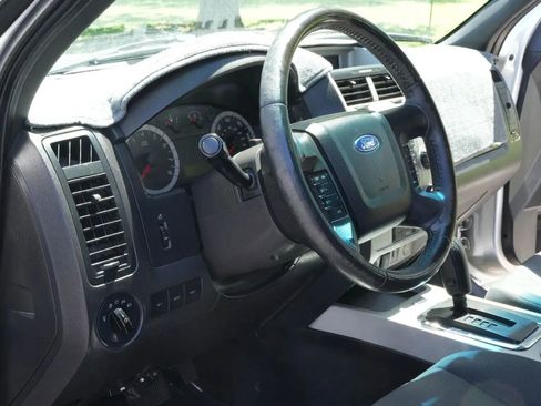 Used 2010 Ford Escape XLT image 2