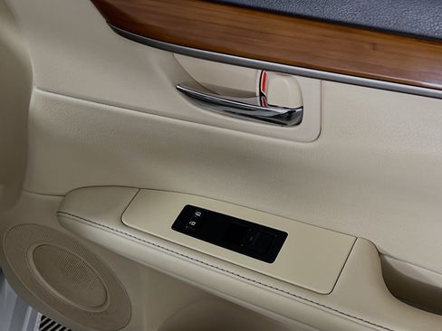 Used 2013 Lexus ES 300h image 32