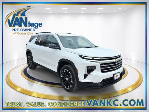 Used 2025 Chevrolet Traverse LT w/ Sun and Wheel Package image 3