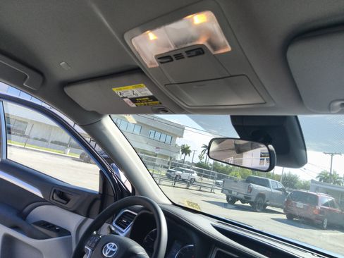 Used 2018 Toyota Highlander LE FWD image 30