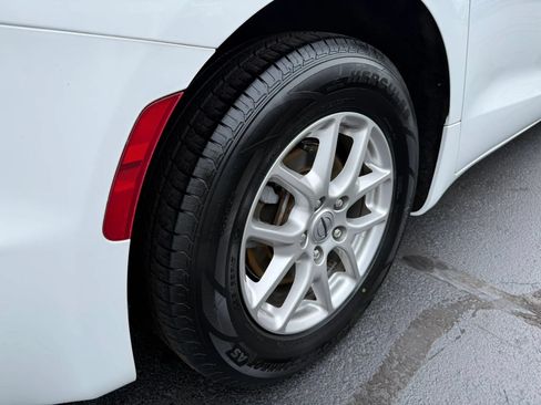 Used 2025 Chrysler Pacifica Select FWD image 41