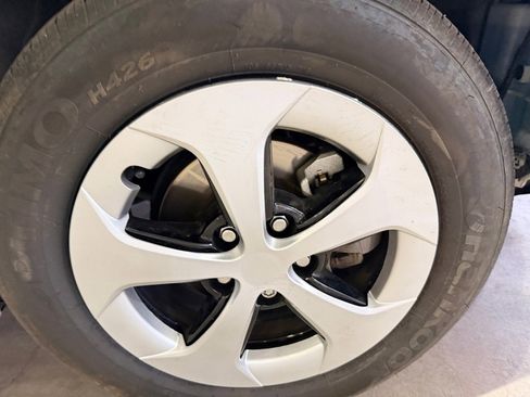 Used 2015 Toyota Prius Three image 37