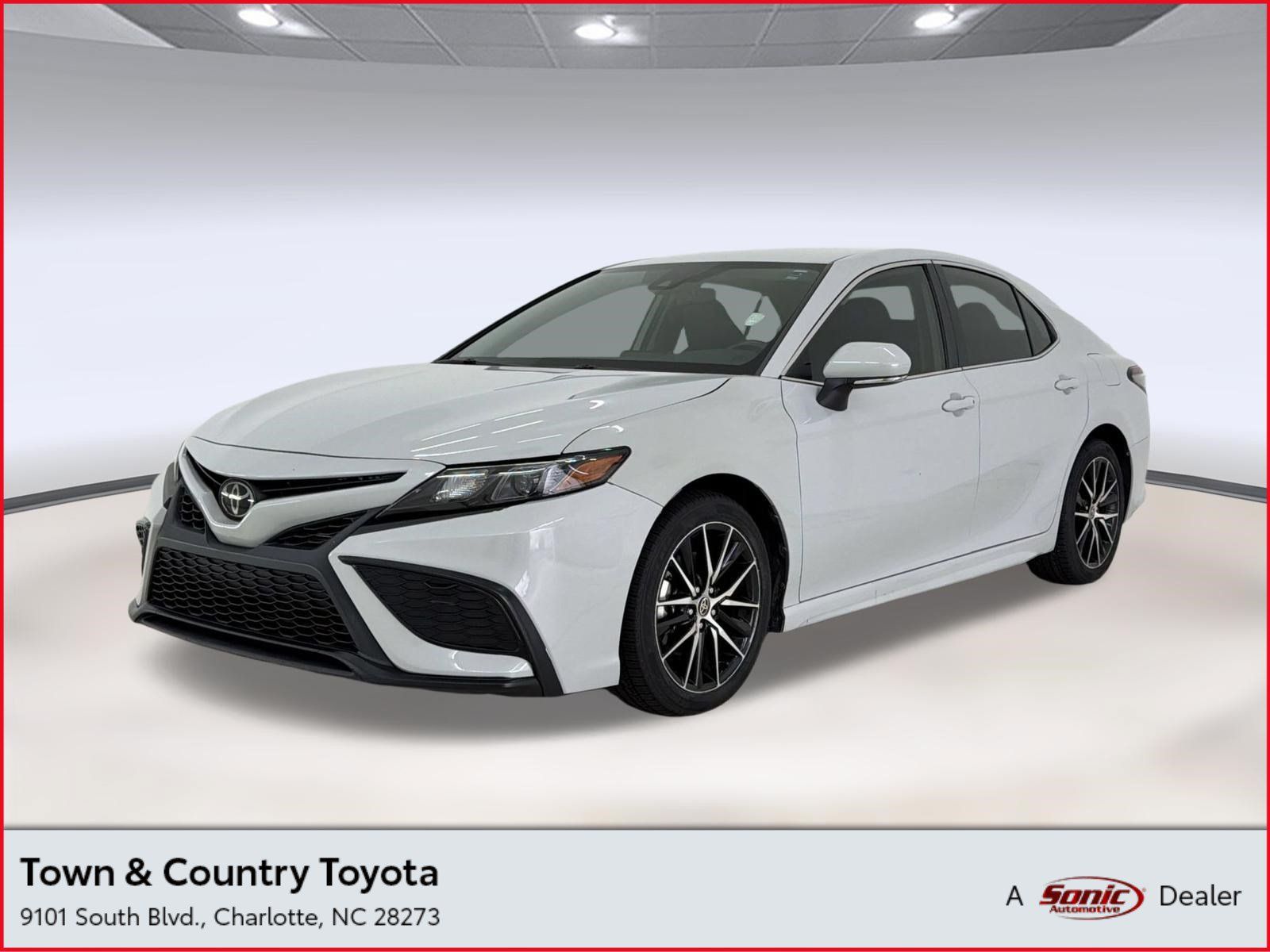 Used 2023 Toyota Camry SE FWD image 1