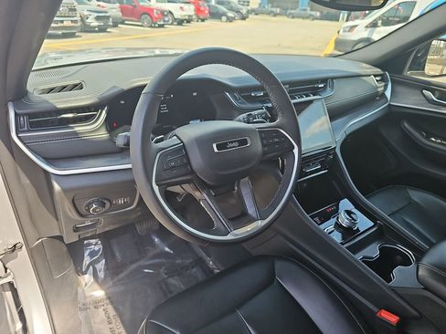 Used 2024 Jeep Grand Cherokee Limited AWD/4WD image 16