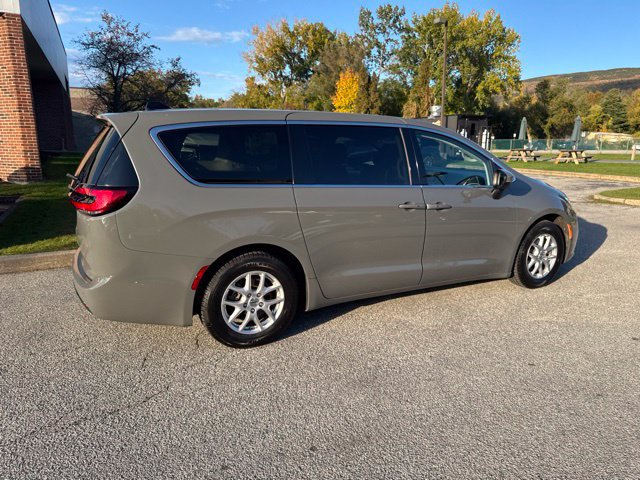 Used 2023 Chrysler Pacifica Touring-L FWD image 11