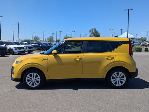 Used 2020 Kia Soul LX FWD image 2