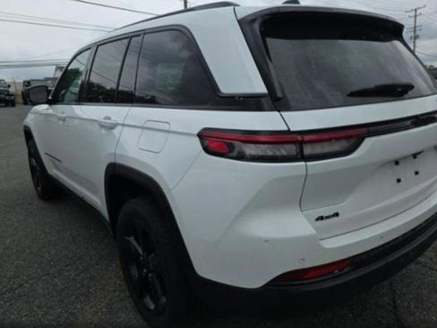 Used 2023 Jeep Grand Cherokee Altitude AWD/4WD image 3
